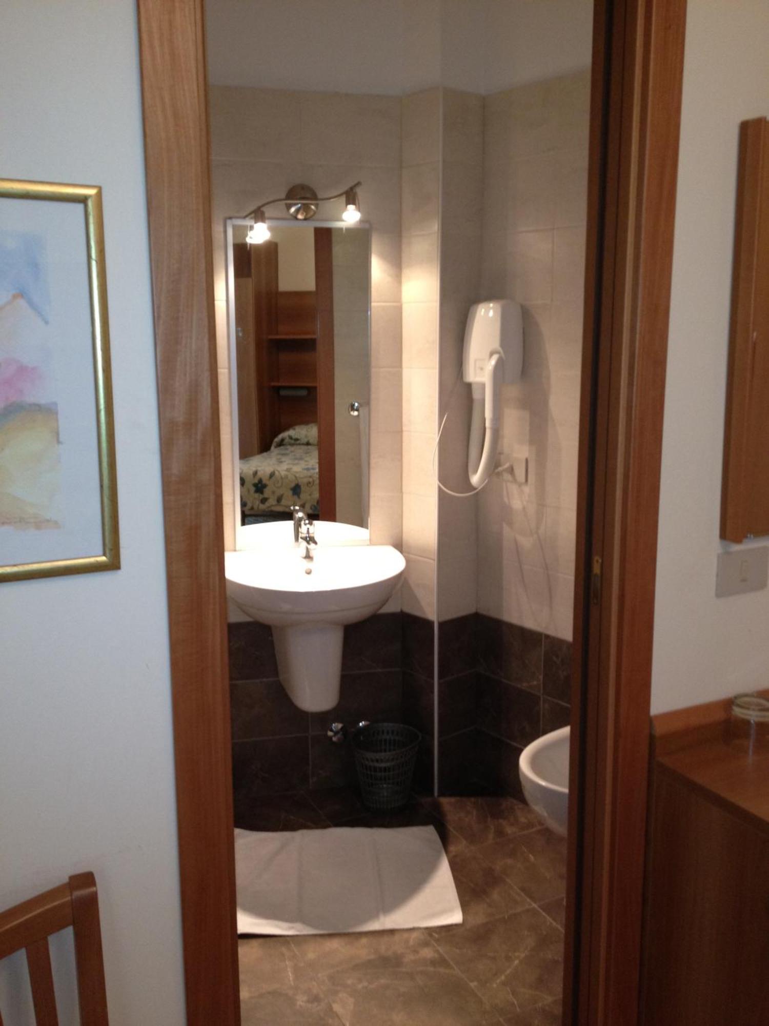 Albergo Anita Аласио Екстериор снимка