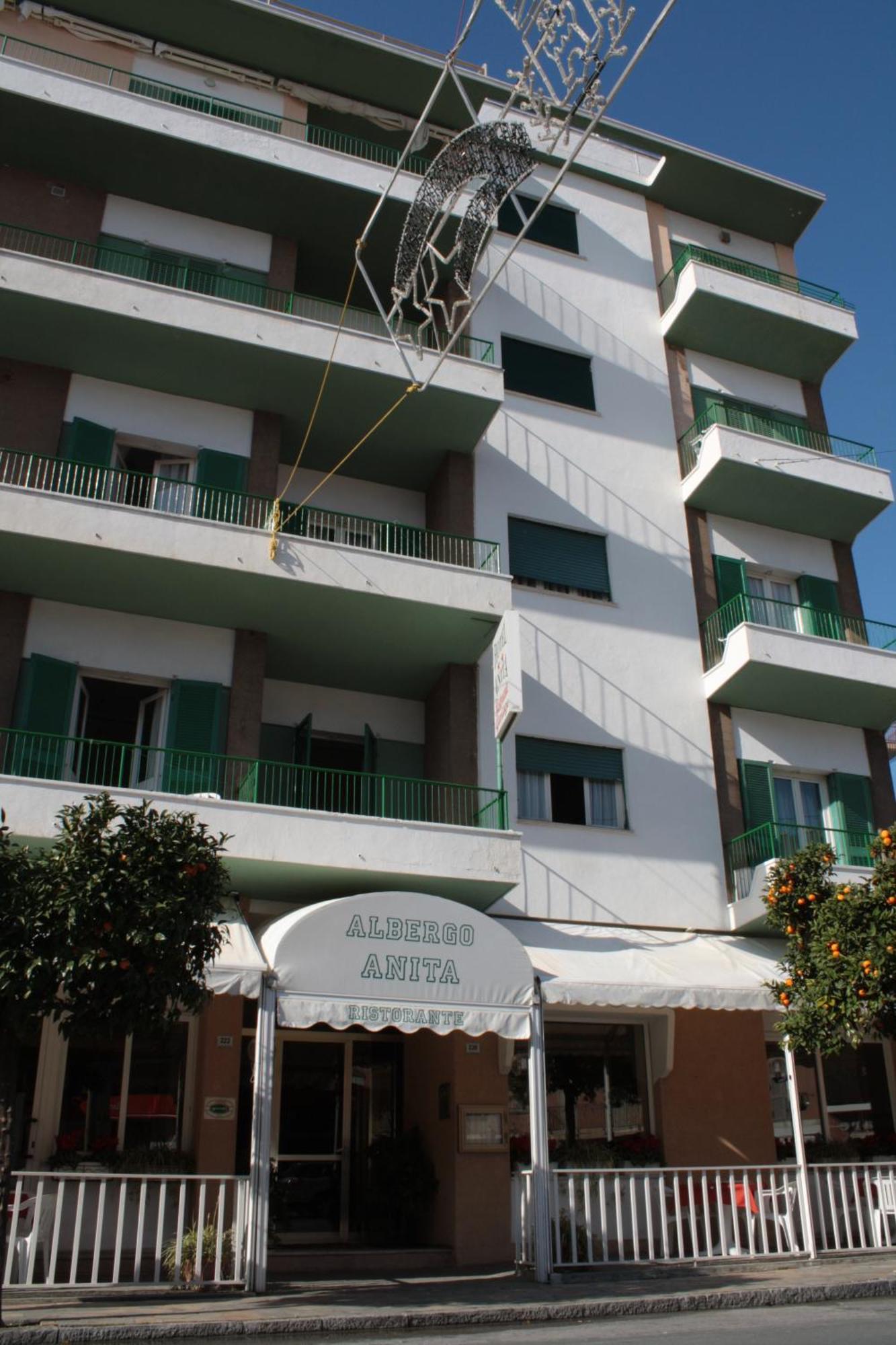 Albergo Anita Аласио Екстериор снимка