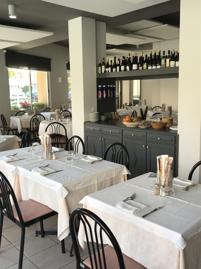 Albergo Anita Аласио Екстериор снимка
